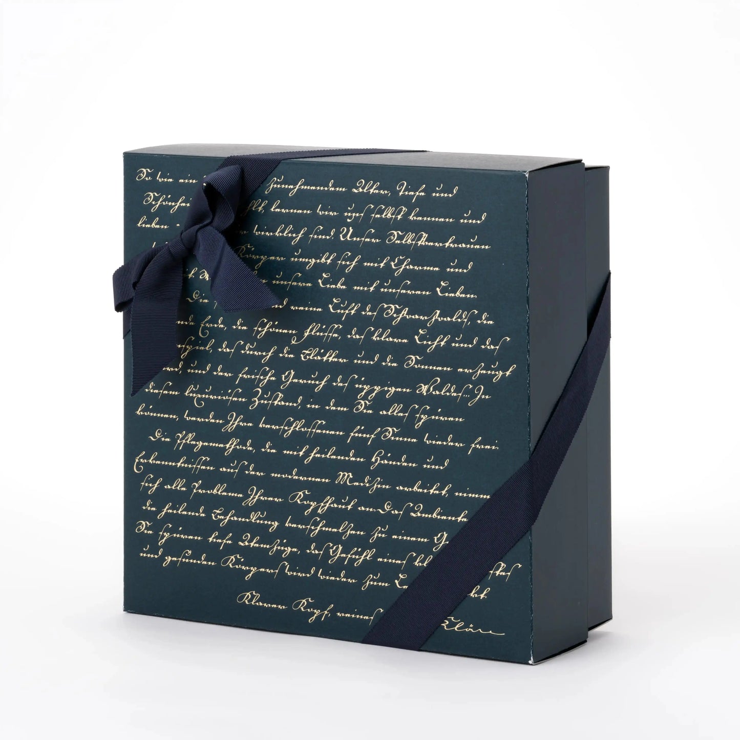 高級感あふれるネイビーのギフトボックス。金文字とリボン付きで、Winter Gift Fair 2025に最適な贈り物。