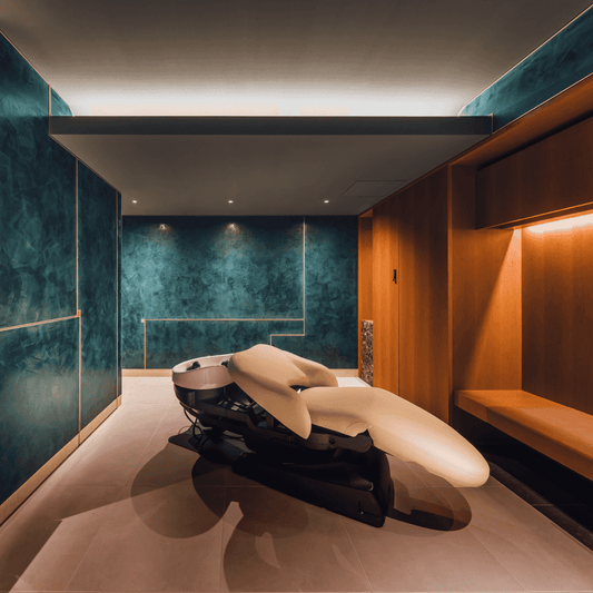 高濃度ヒト幹細胞ヘッドスキンケア用の施術チェアが設置された高級感ある個室。リラクゼーションに最適な空間。